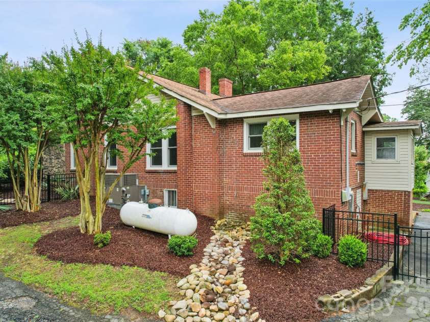 400 Alpine Street, Kannapolis, NC 28081.  MLS# CAR4387545, YatesRealty ID 31934. 