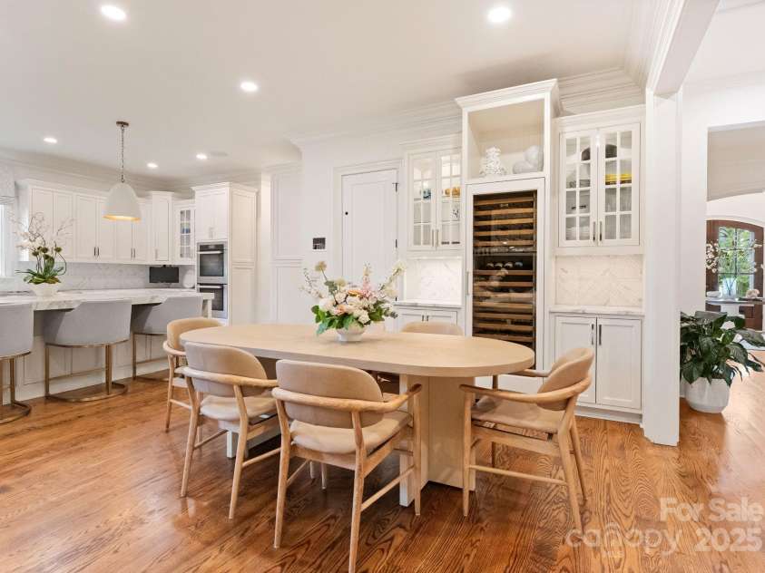 1610 Twiford Place, Charlotte, NC 28207.  MLS# CAR4290652, YatesRealty ID 31941. Breakfast Area