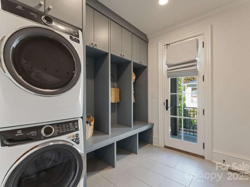 1610 Twiford Place, Charlotte, NC 28207.  MLS# CAR4290652, YatesRealty ID 31941. Drop Zone 