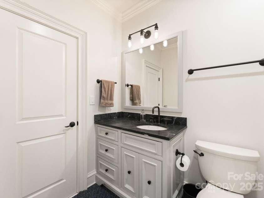 1610 Twiford Place, Charlotte, NC 28207.  MLS# CAR4290652, YatesRealty ID 31941. Full Bath 2