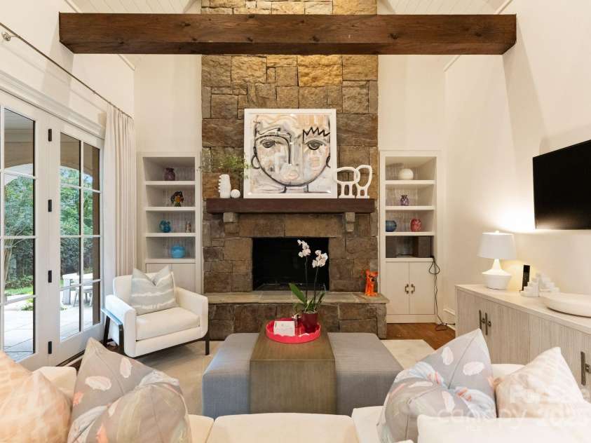 1610 Twiford Place, Charlotte, NC 28207.  MLS# CAR4290652, YatesRealty ID 31941. Keeping Room