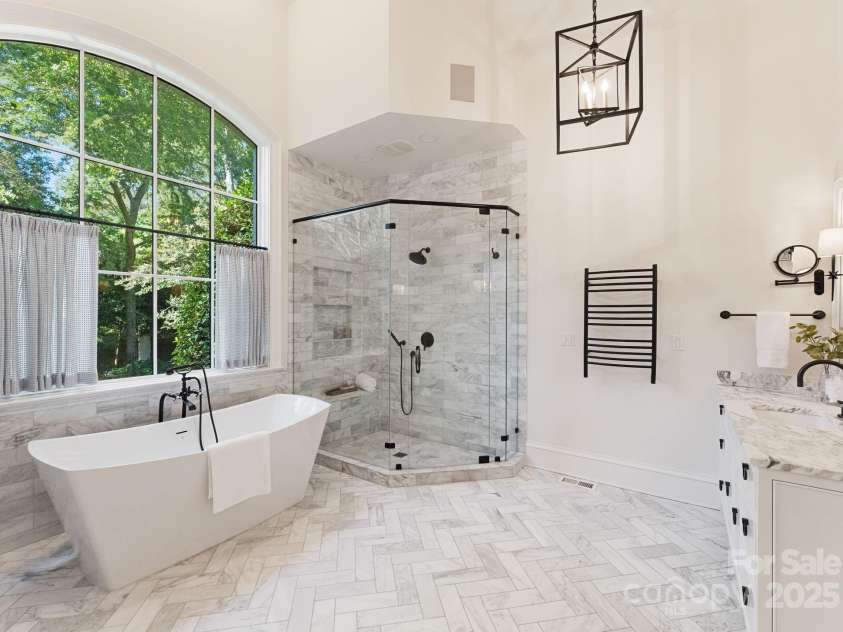 1610 Twiford Place, Charlotte, NC 28207.  MLS# CAR4290652, YatesRealty ID 31941. Primarey Bathroom