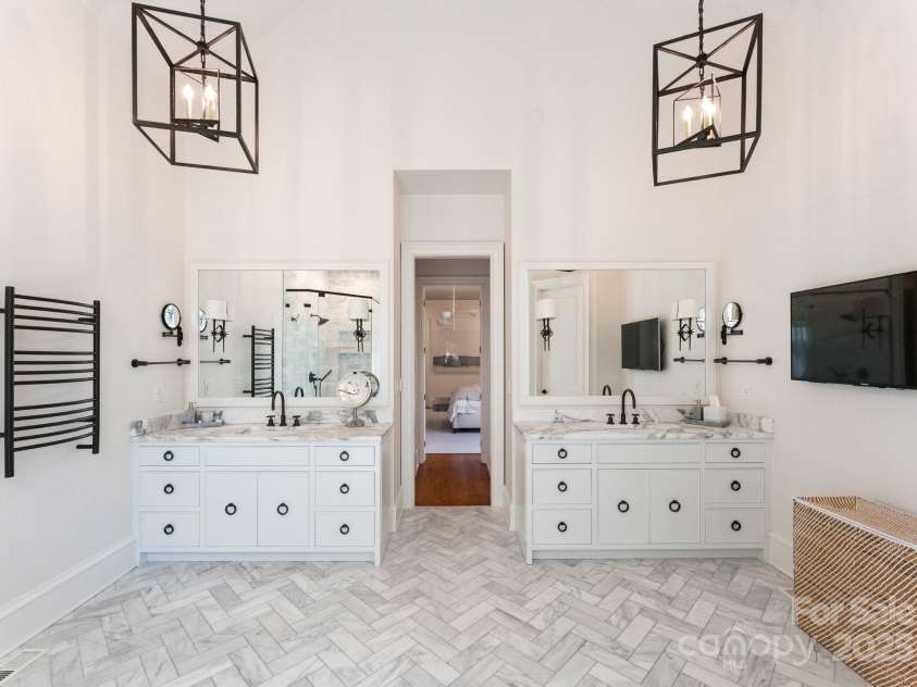 1610 Twiford Place, Charlotte, NC 28207.  MLS# CAR4290652, YatesRealty ID 31941. Primary Bathroom