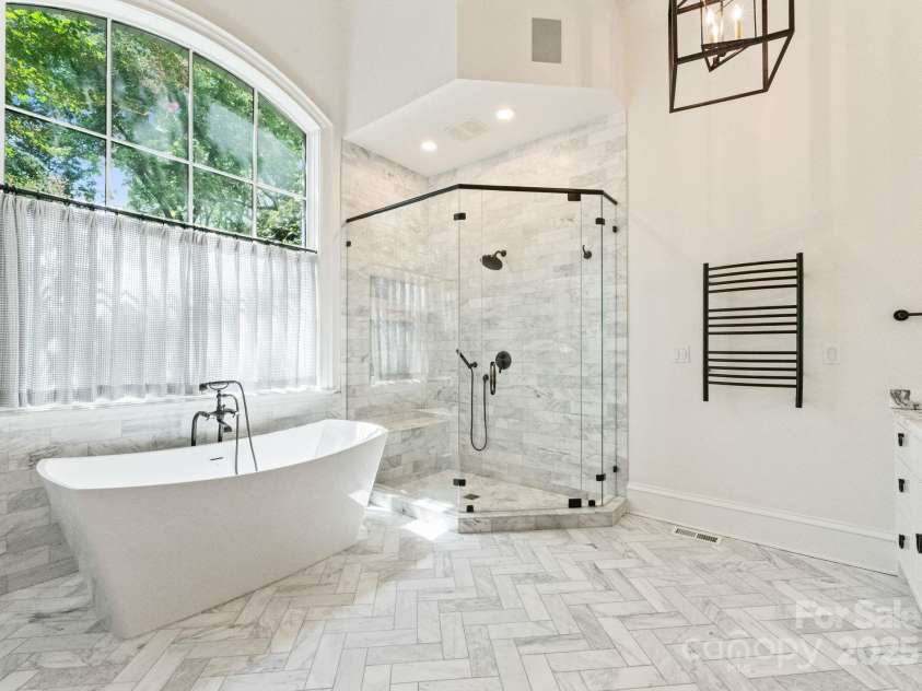 1610 Twiford Place, Charlotte, NC 28207.  MLS# CAR4290652, YatesRealty ID 31941. Primary Bathroom
