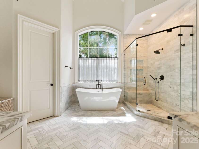 1610 Twiford Place, Charlotte, NC 28207.  MLS# CAR4290652, YatesRealty ID 31941. Primary Bathroom