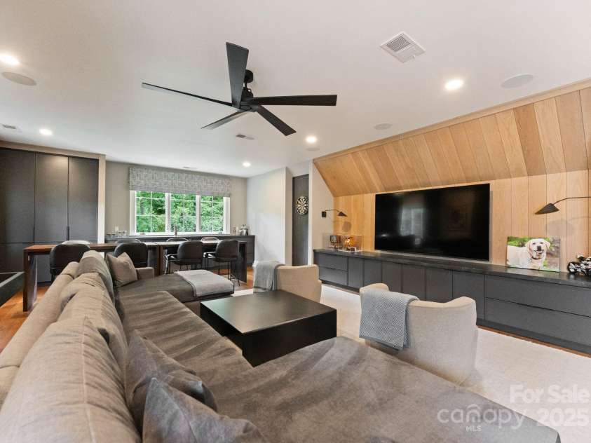 1610 Twiford Place, Charlotte, NC 28207.  MLS# CAR4290652, YatesRealty ID 31941. Rec Room