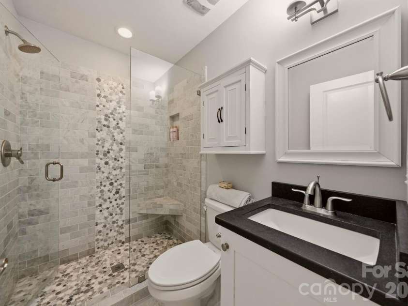 20327 Bethelwood Lane, Cornelius, NC 28031.  MLS# CAR4384611, YatesRealty ID 31941. Upper Level Full Bath