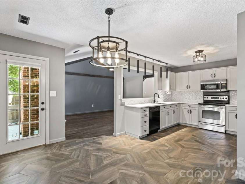 100 Diamond Drive, Mooresville, NC 28117.  MLS# CAR4392467, YatesRealty ID 31942. Dining Area/Kitchen