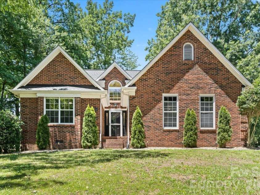 100 Diamond Drive, Mooresville, NC 28117.  MLS# CAR4392467, YatesRealty ID 31942. Front Exterior