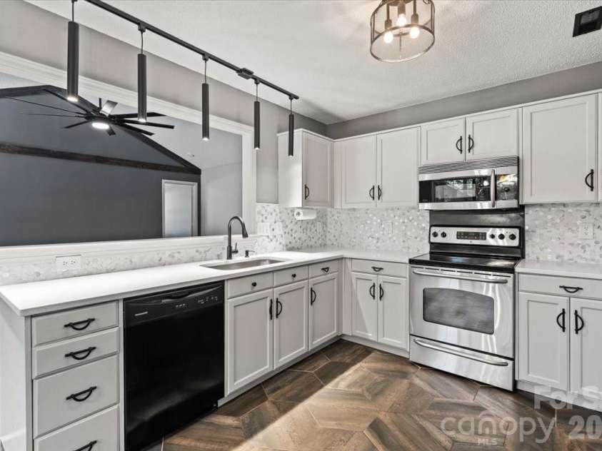 100 Diamond Drive, Mooresville, NC 28117.  MLS# CAR4392467, YatesRealty ID 31942. Kitchen