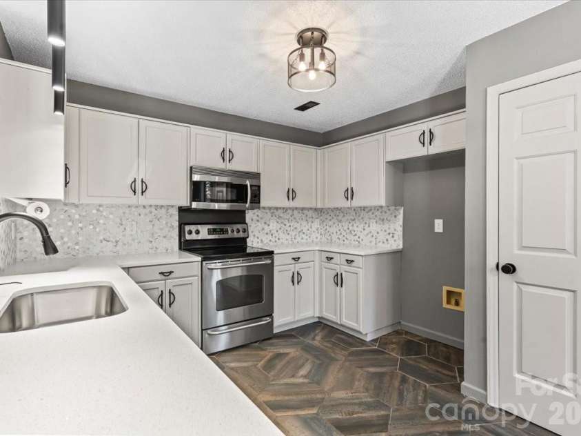 100 Diamond Drive, Mooresville, NC 28117.  MLS# CAR4392467, YatesRealty ID 31942. Kitchen