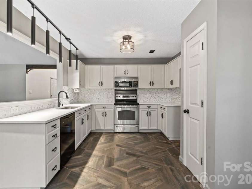 100 Diamond Drive, Mooresville, NC 28117.  MLS# CAR4392467, YatesRealty ID 31942. Kitchen