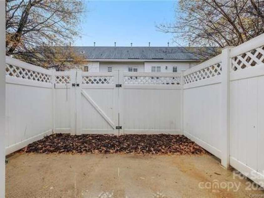 6327 Mallard View Lane, Charlotte, NC 28269.  MLS# CAR4292257, YatesRealty ID 31944. 