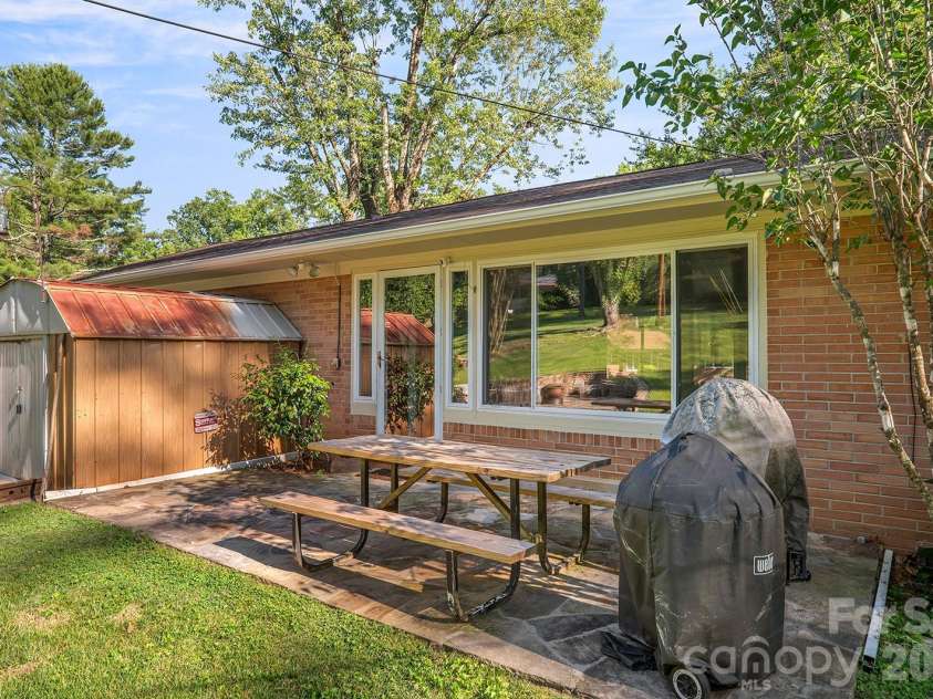 1235 Ashby Lane, Hendersonville, NC 28791.  MLS# CAR4389062, YatesRealty ID 31946. 