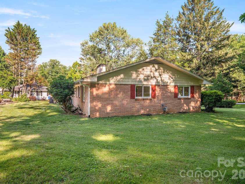 1235 Ashby Lane, Hendersonville, NC 28791.  MLS# CAR4389062, YatesRealty ID 31946. 