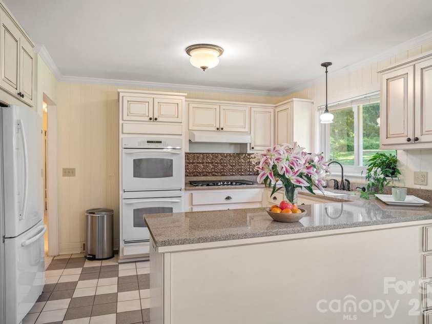 1235 Ashby Lane, Hendersonville, NC 28791.  MLS# CAR4389062, YatesRealty ID 31946. 