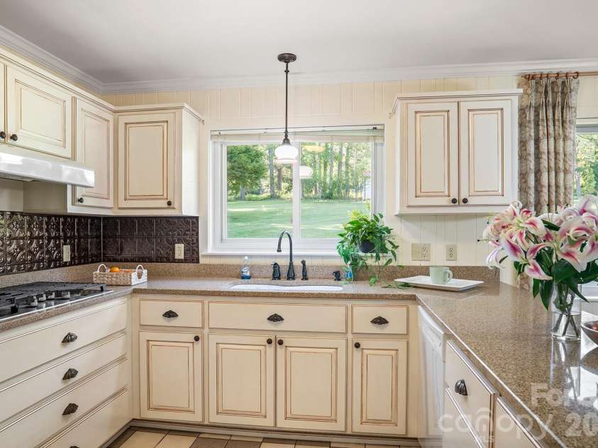 1235 Ashby Lane, Hendersonville, NC 28791.  MLS# CAR4389062, YatesRealty ID 31946. 