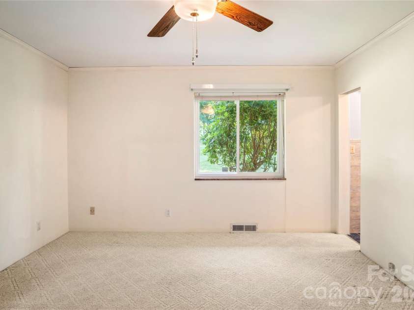 1235 Ashby Lane, Hendersonville, NC 28791.  MLS# CAR4389062, YatesRealty ID 31946. 