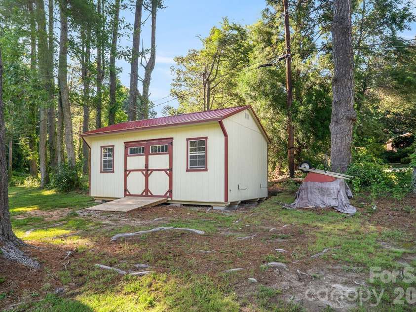 1235 Ashby Lane, Hendersonville, NC 28791.  MLS# CAR4389062, YatesRealty ID 31946. 