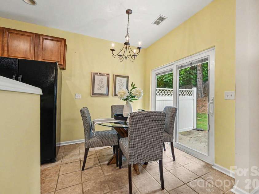 1005 Silver Spring Road, Fort Mill, SC 29715.  MLS# CAR4386266, YatesRealty ID 31947. Eating area