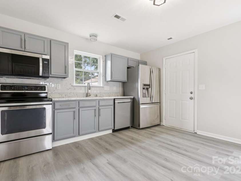 609 Billingsley Road, Charlotte, NC 28211.  MLS# CAR4291320, YatesRealty ID 31949. 