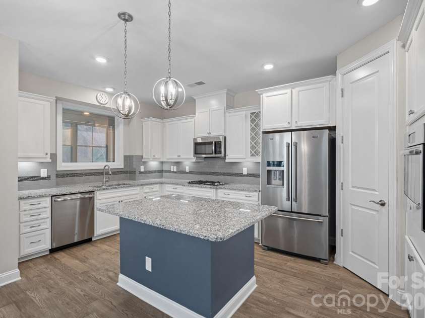 5536 Cheerful Lane, Charlotte, NC 28215.  MLS# CAR4344302, YatesRealty ID 3195. Gourmet Kitchen 