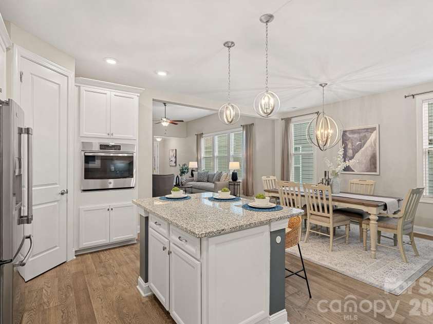 5536 Cheerful Lane, Charlotte, NC 28215.  MLS# CAR4344302, YatesRealty ID 3195. Oversized Kitchen