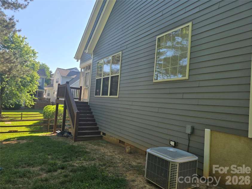 2615 Merion Hills Court, Charlotte, NC 28269.  MLS# CAR4382645, YatesRealty ID 31951. 