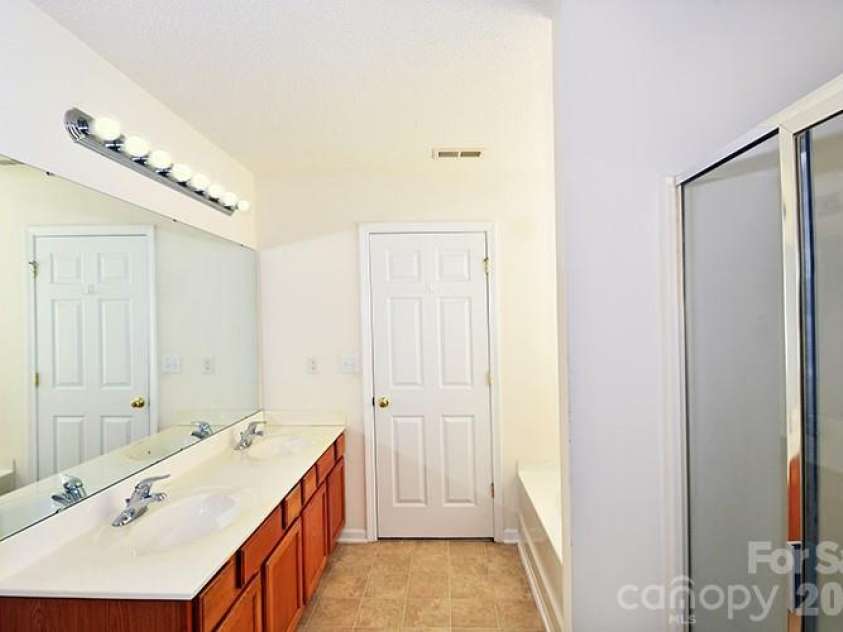 6710 Goldenwillow Drive, Charlotte, NC 28215.  MLS# CAR4392839, YatesRealty ID 31952. 