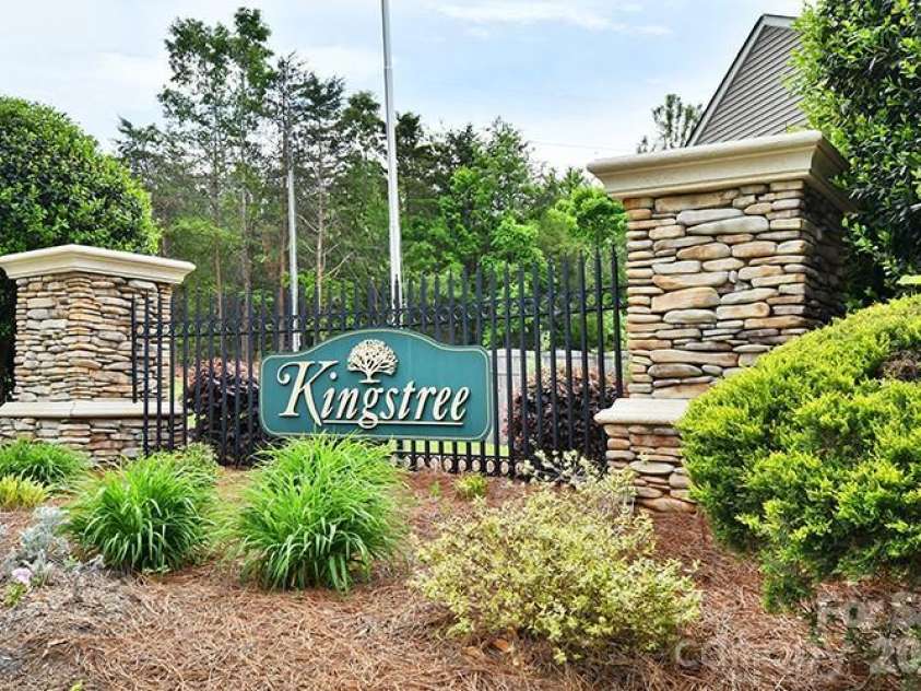 6710 Goldenwillow Drive, Charlotte, NC 28215.  MLS# CAR4392839, YatesRealty ID 31952. 
