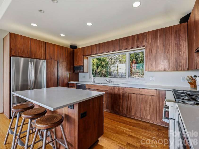 102 Horizon Hill Road, Asheville, NC 28804.  MLS# CAR4355057, YatesRealty ID 31953. 