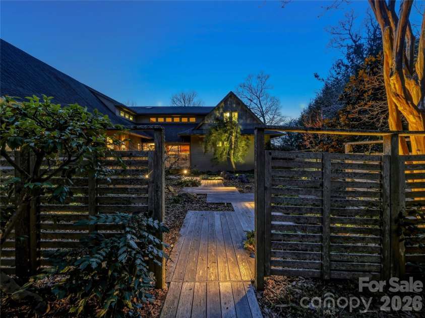 102 Horizon Hill Road, Asheville, NC 28804.  MLS# CAR4355057, YatesRealty ID 31953. 