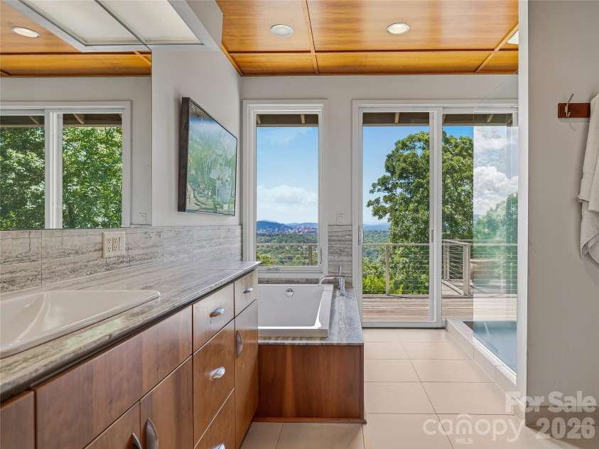 102 Horizon Hill Road, Asheville, NC 28804.  MLS# CAR4355057, YatesRealty ID 31953. 