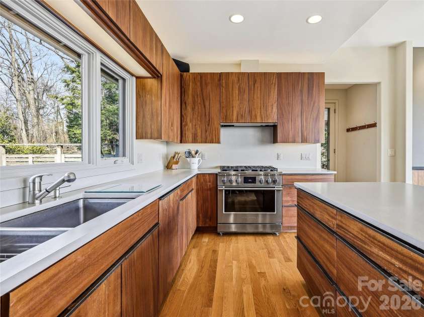 102 Horizon Hill Road, Asheville, NC 28804.  MLS# CAR4355057, YatesRealty ID 31953. Gas Range, spacious and open