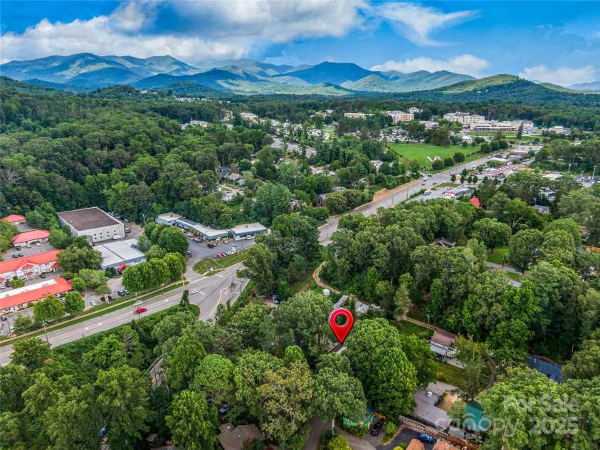 11 Pinewood Road, Asheville, NC 28805.  MLS# CAR4285449, YatesRealty ID 31954. 