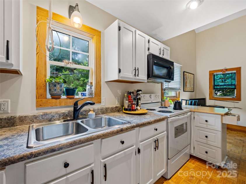 11 Pinewood Road, Asheville, NC 28805.  MLS# CAR4285449, YatesRealty ID 31954. 