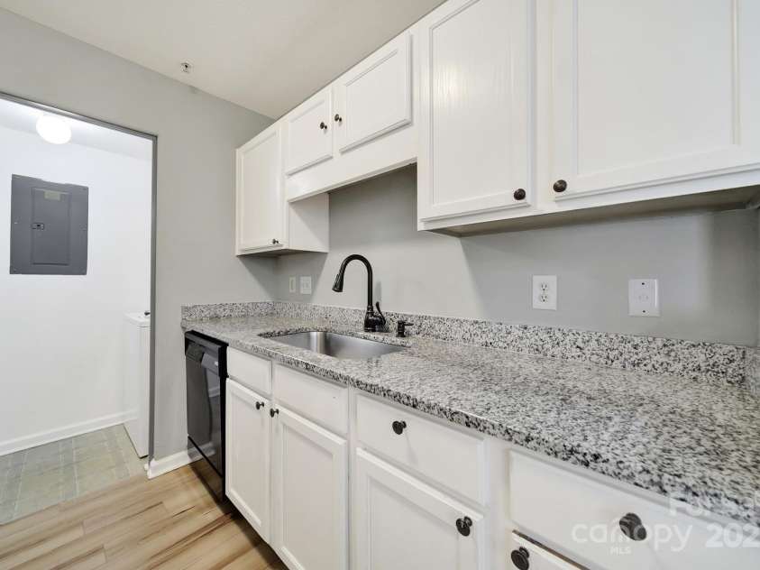 1182 Plaza Walk Drive, Charlotte, NC 28215.  MLS# CAR4281712, YatesRealty ID 31956. 