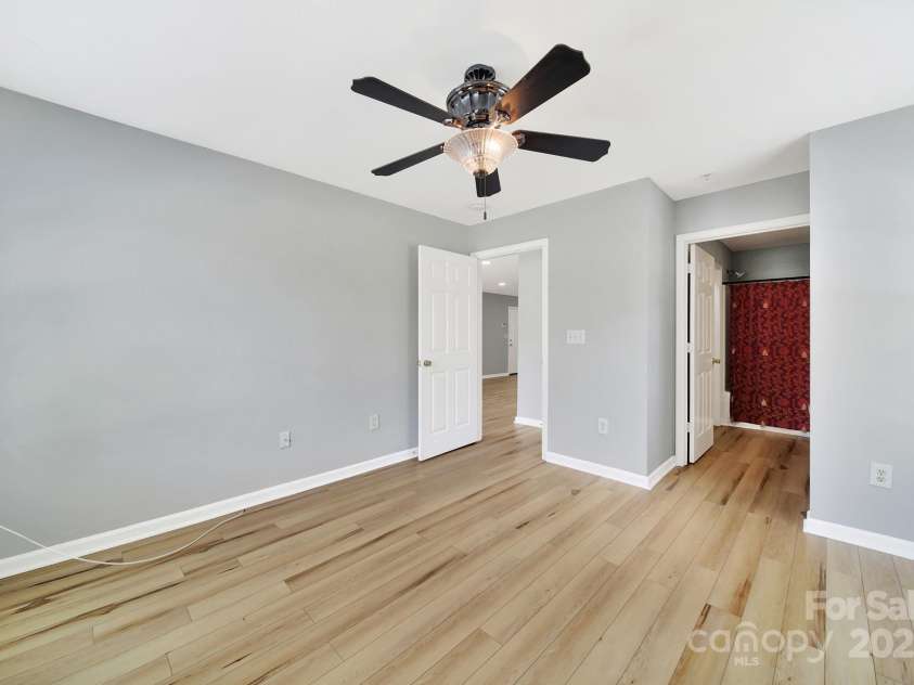 1182 Plaza Walk Drive, Charlotte, NC 28215.  MLS# CAR4281712, YatesRealty ID 31956. 