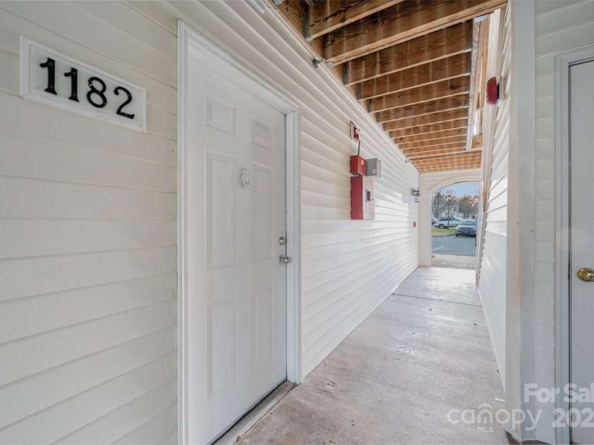 1182 Plaza Walk Drive, Charlotte, NC 28215.  MLS# CAR4328214, YatesRealty ID 31956. 