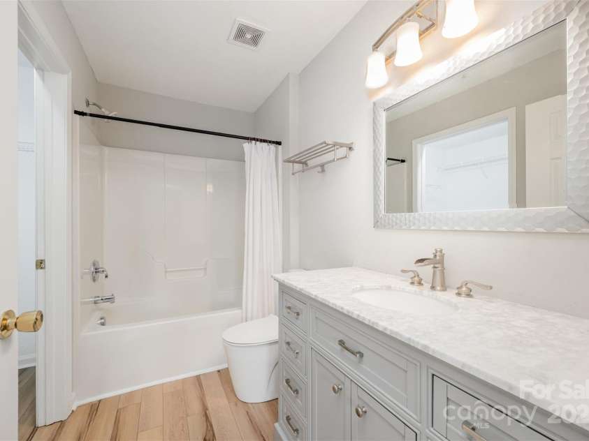 1182 Plaza Walk Drive, Charlotte, NC 28215.  MLS# CAR4328214, YatesRealty ID 31956. 