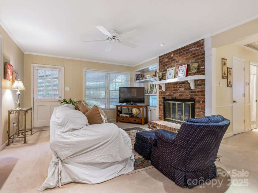 6009 Brace Road, Charlotte, NC 28211.  MLS# CAR4282847, YatesRealty ID 31957. 