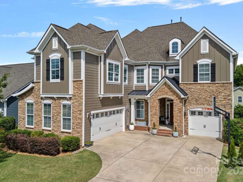 12214 Bonny Oaks Drive, Cornelius, NC 28031.  MLS# CAR4264474, YatesRealty ID 31958. Welcome home to 12214 Bonny Oaks Dr.