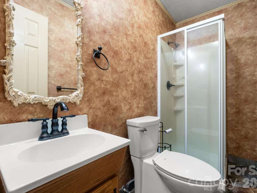 3110 Ninth Tee Drive, Newton, NC 28658.  MLS# CAR4427024, YatesRealty ID 31959. 2nd main level full bathroom