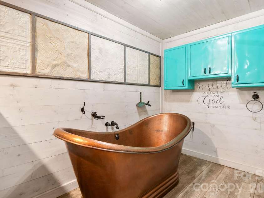 3110 Ninth Tee Drive, Newton, NC 28658.  MLS# CAR4427024, YatesRealty ID 31959. Basement primary suite soaking tub