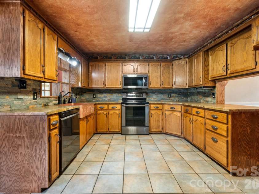 3110 Ninth Tee Drive, Newton, NC 28658.  MLS# CAR4427024, YatesRealty ID 31959. Kitchen