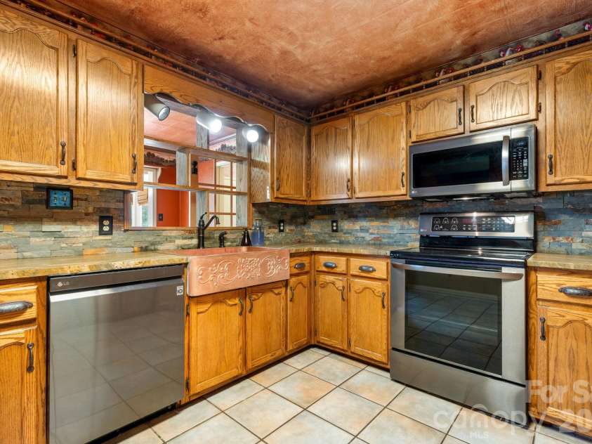 3110 Ninth Tee Drive, Newton, NC 28658.  MLS# CAR4427024, YatesRealty ID 31959. Kitchen close up