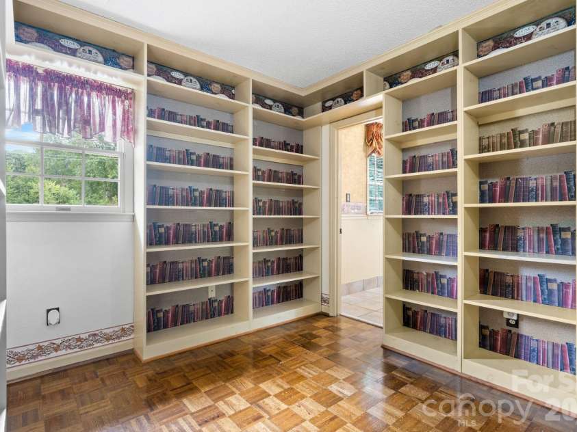 3110 Ninth Tee Drive, Newton, NC 28658.  MLS# CAR4427024, YatesRealty ID 31959. Upstairs foyer area