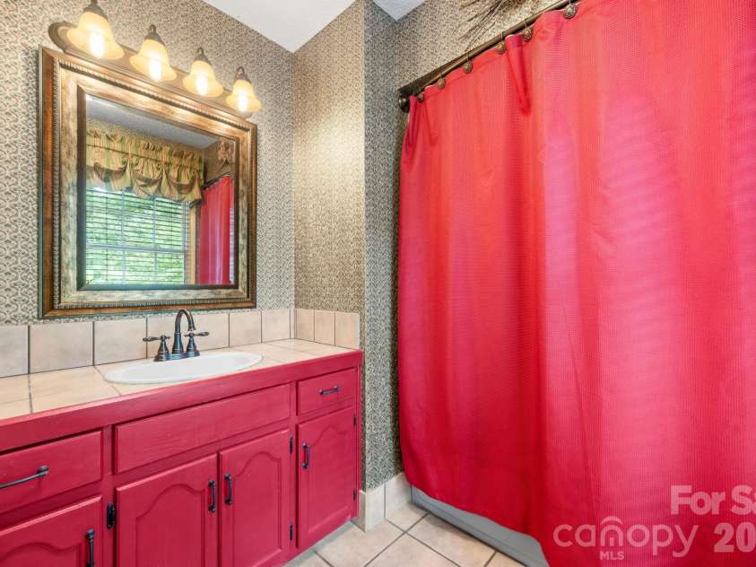 3110 Ninth Tee Drive, Newton, NC 28658.  MLS# CAR4427024, YatesRealty ID 31959. Upstairs full bathroom in primary suite