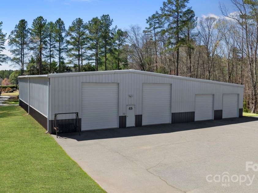 525 Lake Lynn Road, Concord, NC 28025.  MLS# CAR4239397, YatesRealty ID 3196. 4,697 sqft garage/workshop