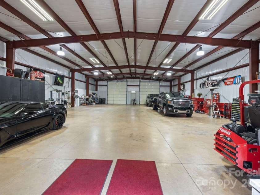 525 Lake Lynn Road, Concord, NC 28025.  MLS# CAR4239397, YatesRealty ID 3196. 4,697 Sqft Private workshop with oversized garage doors.